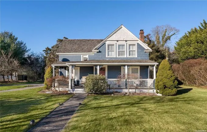 Single Family Residence, Farmhouse - East Quogue, NY  478 Montauk Hwy for Sale