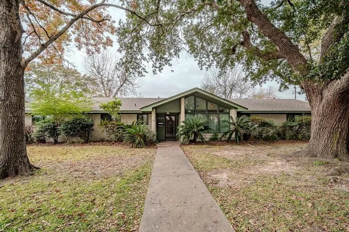 2400 Belvedere Dr, Baytown, TX 77520 for Sale