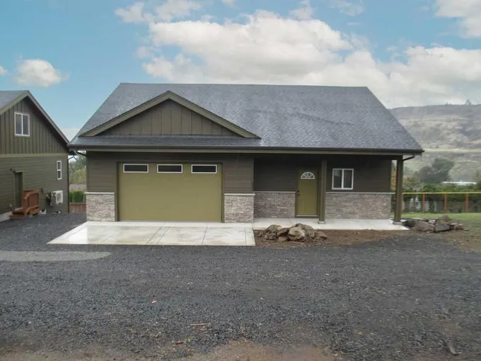 $2,400 - 3 Bedroom 2.5 Bathroom House In The Dalles With Great Amenities APPLICATIONS MUST BE SUBMITTED PRIOR TO VIEWING for Sale