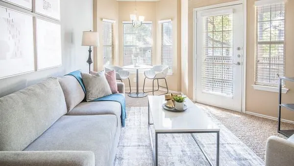 Rent Alon at Castle #1425 in San Antonio, TX - Landing