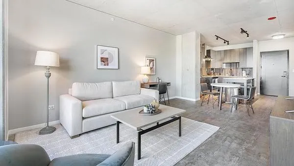 Rent Union West #B-W405 in Chicago, IL - Landing