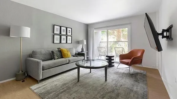 Rent AVA Toluca Hills # 00P-118 in Los Angeles, CA - Landing