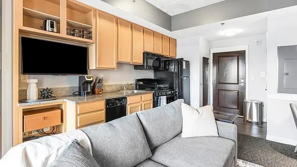 Rent 9 on Canal #903 in Indianapolis, IN - Landing