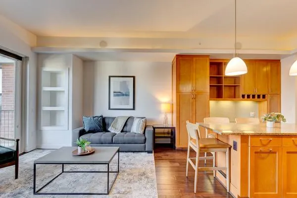 Rent The Taylor #08102 in Dallas, TX - Landing