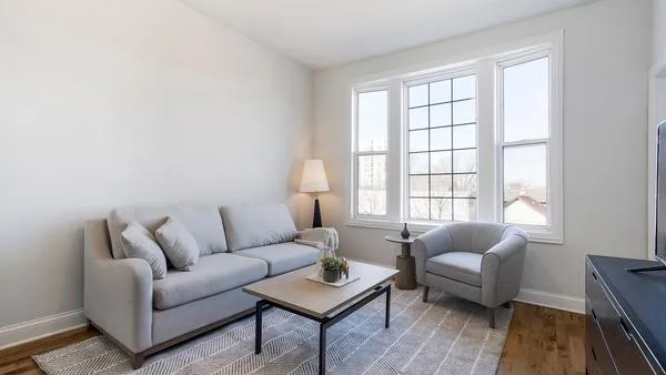 Rent 2111 N Western Ave #3F in Chicago, IL - Landing