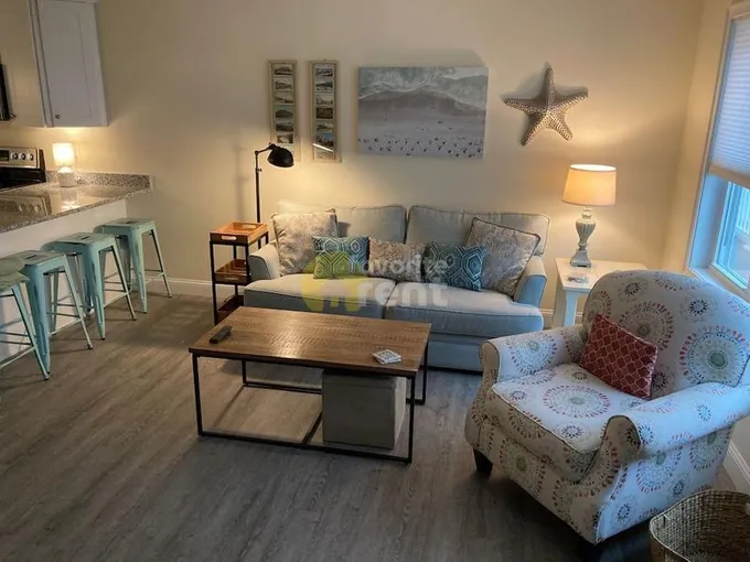 Luxury 3BR 3BA 2 level condo in Hampton 1 block to ocean for Rent