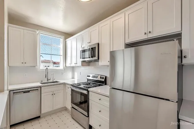 Bright Spacious Top Floor Prime Marina 1bd w/ Balcony! for Rent