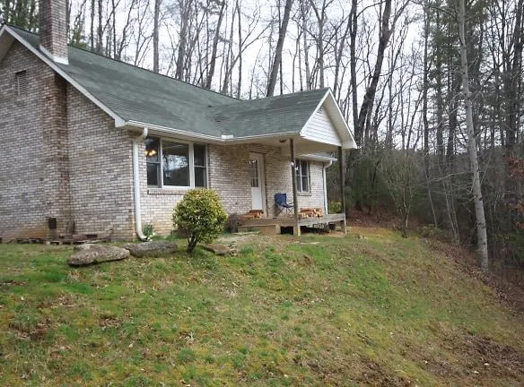 937 Shoal Creek Rd - Balsam Grove, NC 28708 - Home For Rent