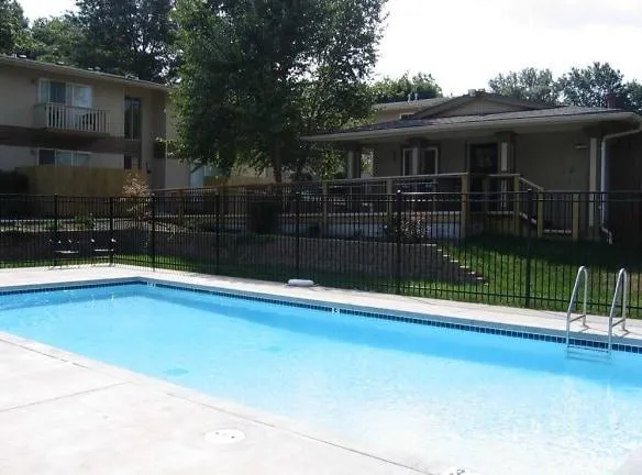 Oak Tree Square - 12811 14th St - Grandview, MO Apartments for Rent