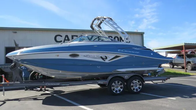 25 foot Crownline E255 Surf for Sale