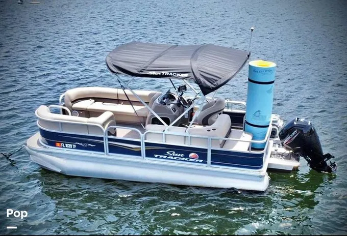2022 Sun Tracker 18 DLX Party Barge for Sale