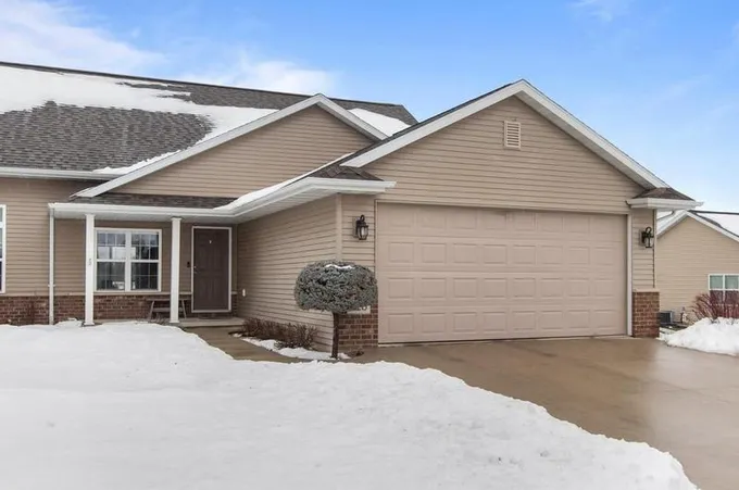 520 fishen Dr, Combined Locks, WI 54113 - MLS 50286286 for Sale