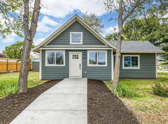 304 Chestnut St - Medford, OR 97501 - Home For Rent