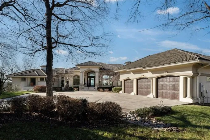 26724 W Greentree Ct, Olathe, KS 66061  MLS# 2463284 for Sale