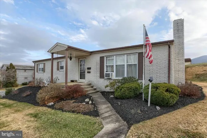 515 S MARKET ST, MILLERSBURG, PA 17061 Single Family Residence For Sale  MLS# PADA2028878