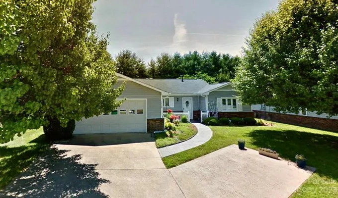 140 DERBYSHIRE DR, Hendersonville, NC 28792 Single Family Residence For Sale  MLS# 4091810