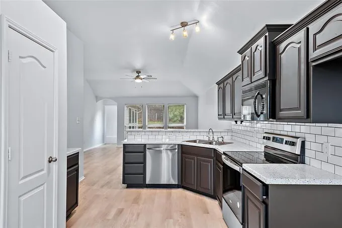 912 Hidden Oaks Dr, Burleson, TX 76028 for Sale