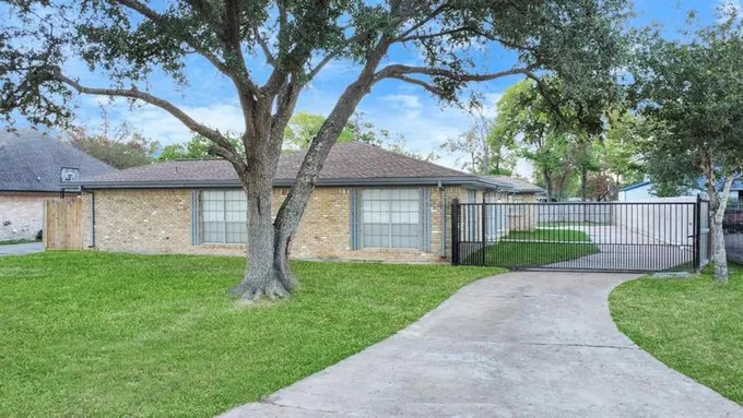 606 Post Oak Dr, Baytown, TX 77520 for Sale