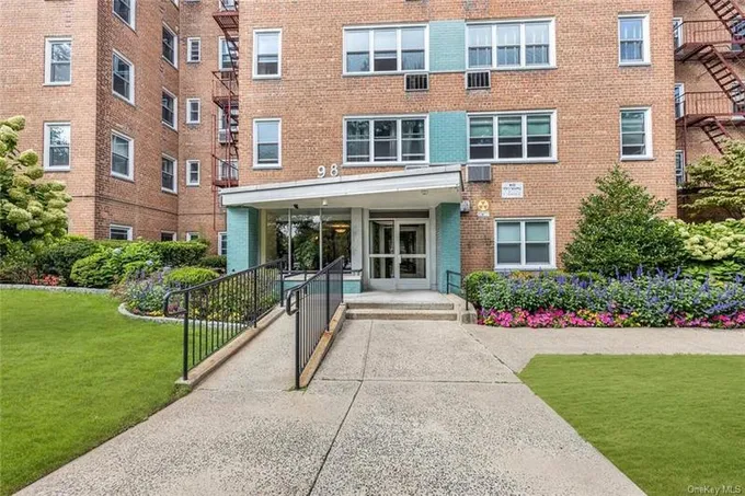 98 Dehaven Drive, Unit 5C, Yonkers, NY 10703 for Sale