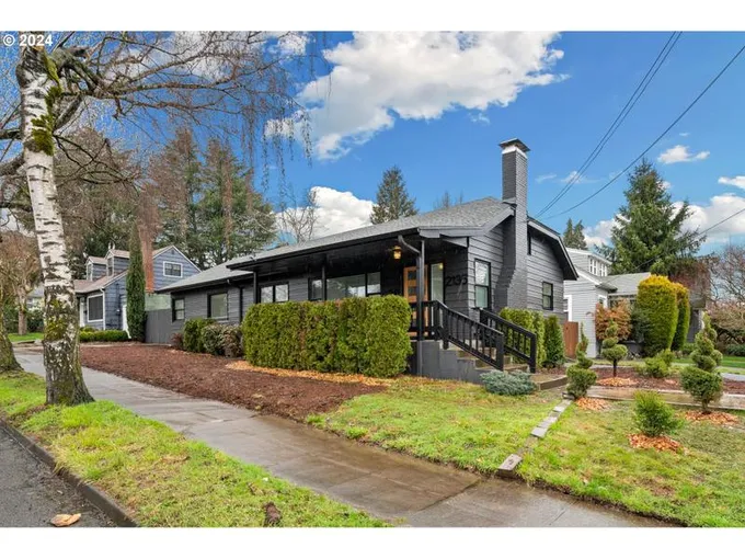 2135 SE BYBEE BLVD, Portland OR 97202 for Sale