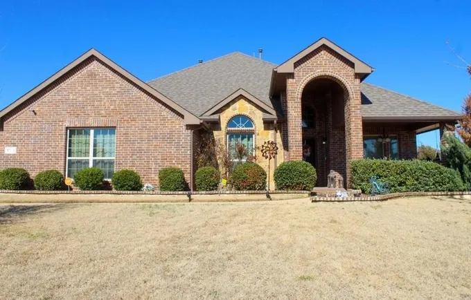 1201 Crest Ridge Dr, Glenn Heights, TX 75154 - MLS 20530185 for Sale