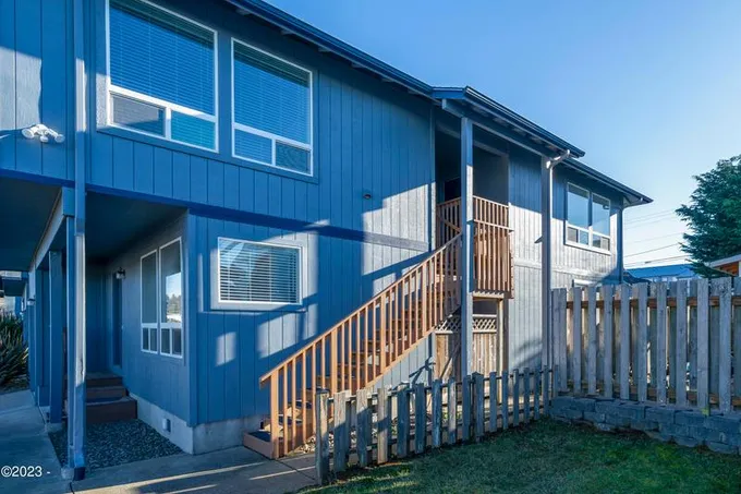 231 NW 3rd Street 2, Newport OR 97365 for Sale