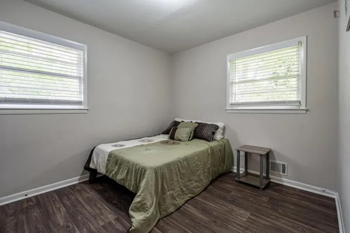 Comfy double bedroom in Center Hill for Rent