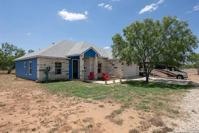 101 County Road 2672, Devine, TX 78016 for Sale