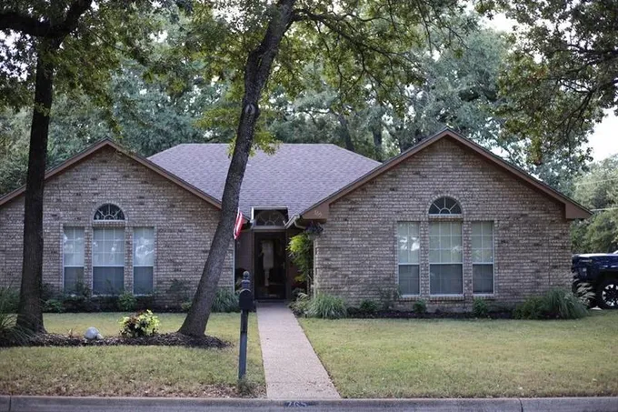 765 Oak Park Dr, Azle, TX 76020 for Sale