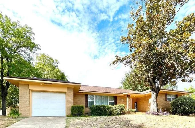 1209 Lauraine St, Brenham, TX 77833 for Sale