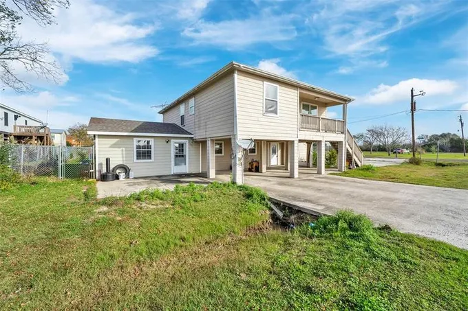 160 Darden St, Anahuac, TX 77514 for Sale