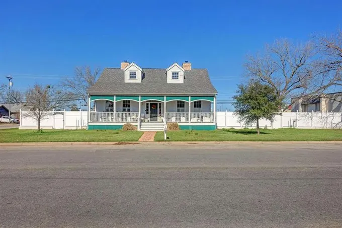 811 E HEMPSTEAD ST, Giddings, TX 78942 Single Family Residence For Sale  MLS# 12206364