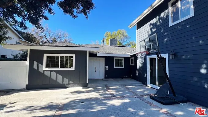 22111 Independencia Street, Woodland Hills, CA 91364 for Rent