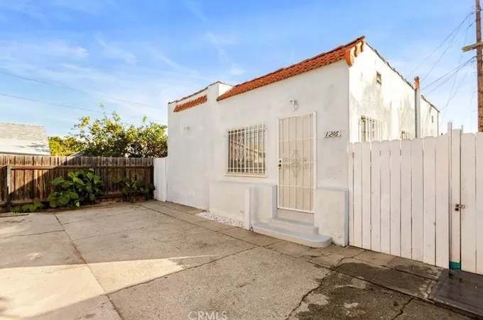 1216 E Barcelona Pl, Long Beach, CA 90813 - MLS DW24021698 for Sale