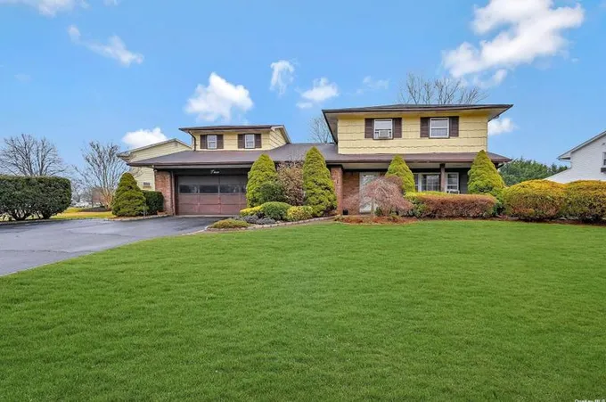 3 Carnegie Dr, Smithtown, NY 11787 - MLS 3528440 for Sale