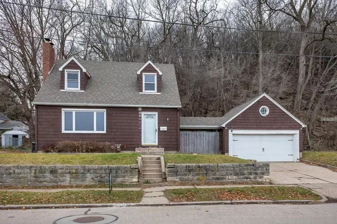 2025 LINCOLN AVE, Dubuque, IA 52001 Single Family Residence For Sale  MLS# 148628