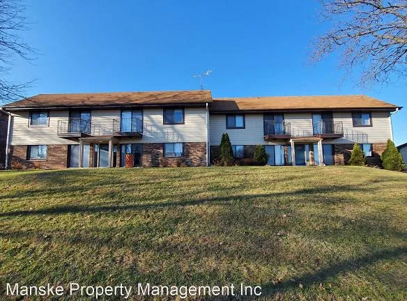 1371 Sunnyridge Rd - Pewaukee, WI 53072 - Home For Rent