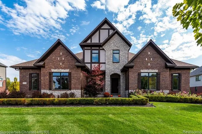 20796 Richmond Dr, Novi, MI 48167 - MLS 20230086884 for Sale