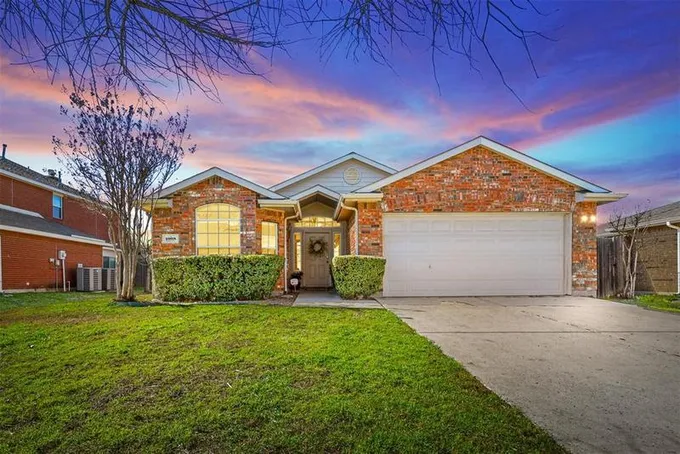 1008 Swan Cir, Saginaw, TX 76131 for Sale
