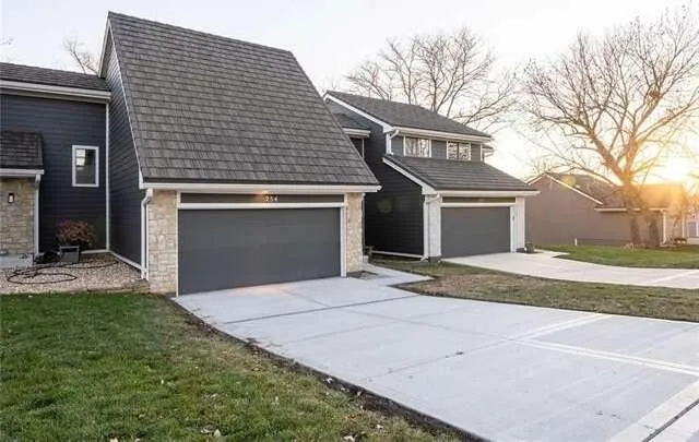 254 NE Edgewater Drive, Lees Summit, MO 64064  615329476 for Sale