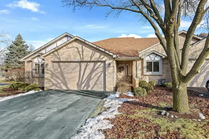 9S227 CLARENBROOK CT, Willowbrook, IL 60527 Condominium For Sale  MLS# 11969243