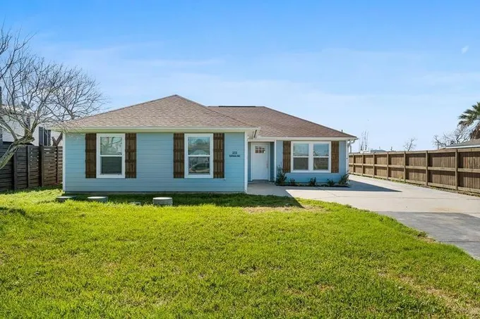 215 W Speckled Trout, Rockport, TX 78382 for Sale