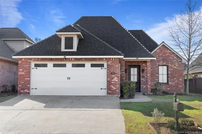 911 CHARTRES ST, Lake Charles, LA 70605 Single Family Residence For Sale  MLS# SWL24000756