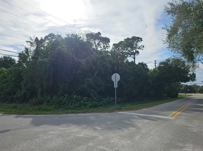 1085 42nd Ave, Vero Beach, FL 32960 - MLS M20042067 for Sale