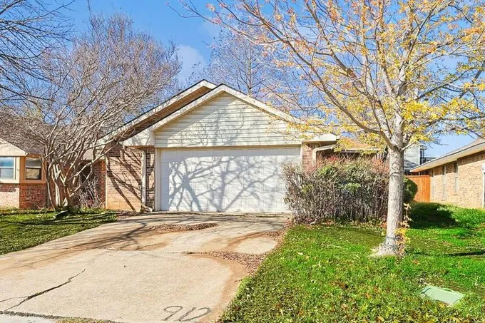 912 Boxwood Dr, Lewisville, TX 75067 for Sale