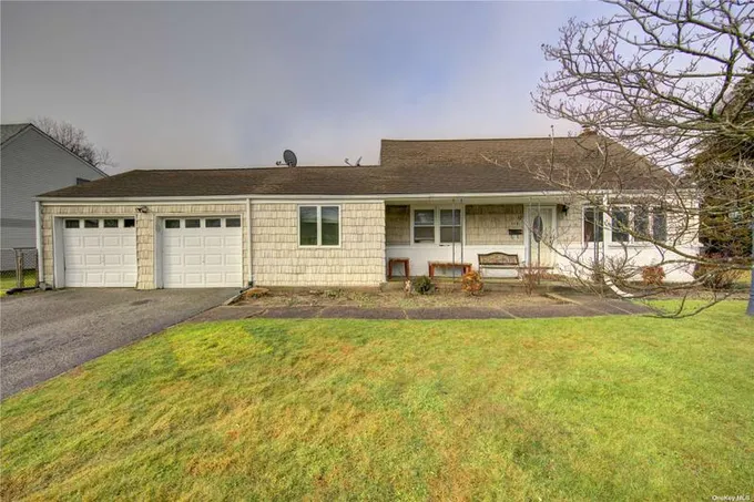 112 Deer Lake Drive, North Babylon, NY 11703 for Sale