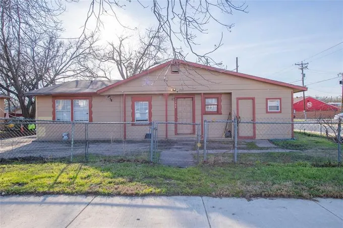 300 S Main St, Elgin, TX 78621 for Sale