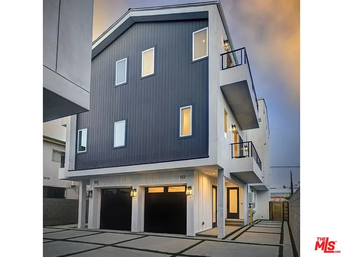 122 North Manhattan Place, Los Angeles, CA 90004 for Sale