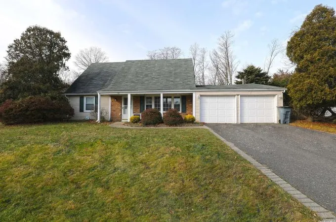 83 Manchester Ln, Stony Brook, NY 11790 - MLS 3520191 for Rent