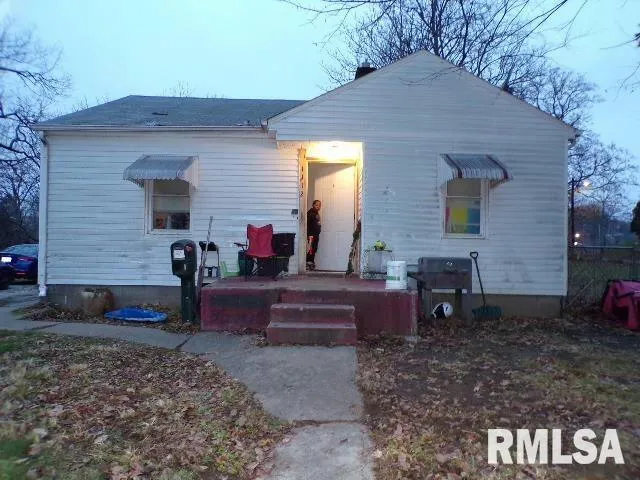 1112 WARREN ST, Davenport, IA 52804 Single Family Residence For Sale  MLS# QC4248653